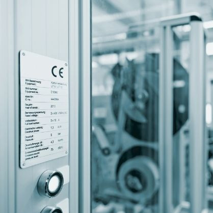 Marchio di conformità CE applicato su un macchinario industriale