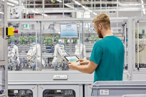 Operatore industriale che controlla lo status di sicurezza dell'impianto tramite tablet