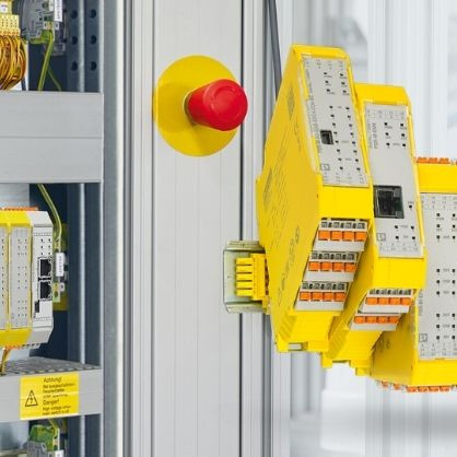 PSRmodular di Phoenix Contact di fronte ad un quadro elettrico