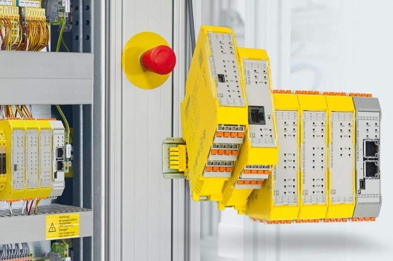 PSRmodular di Phoenix Contact di fronte ad un quadro elettrico