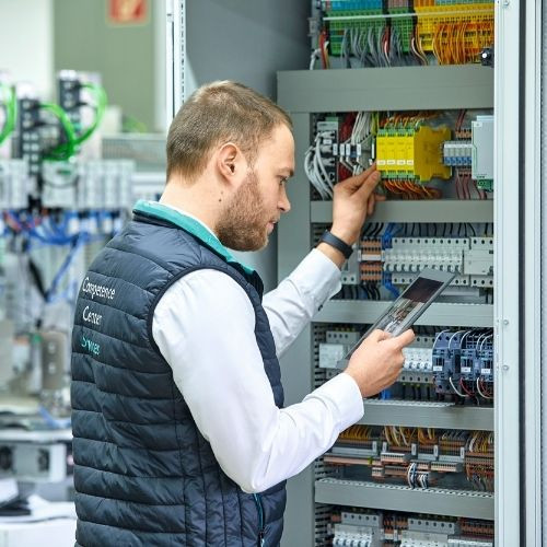 Tecnico manutentore di fronte al quadro elettrico