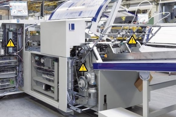 Macchinario industriale con alert relativi a stati di sicurezza da verificare